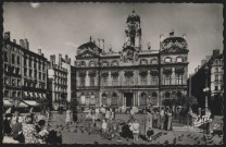 Lyon. L'Hôtel de ville et la place des Terreaux.