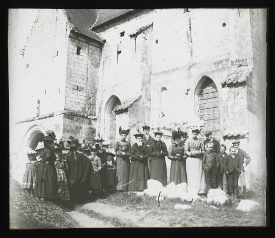 Devant une église.