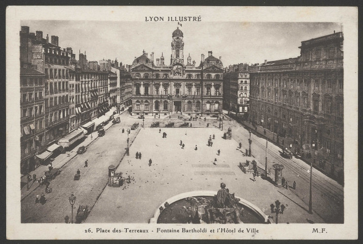 Lyon - Place des Terreaux - Fontaine Bartholdi et l'Hôtel de ville.