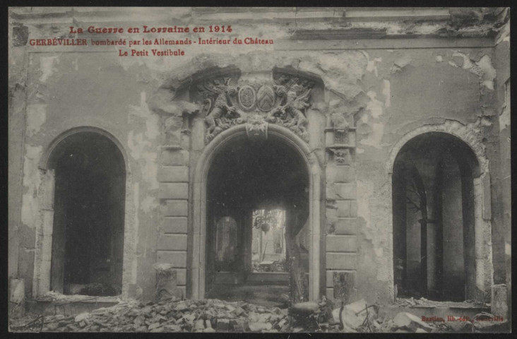 Bombardé par les Allemands. Intérieur du château, le petit vestibule.