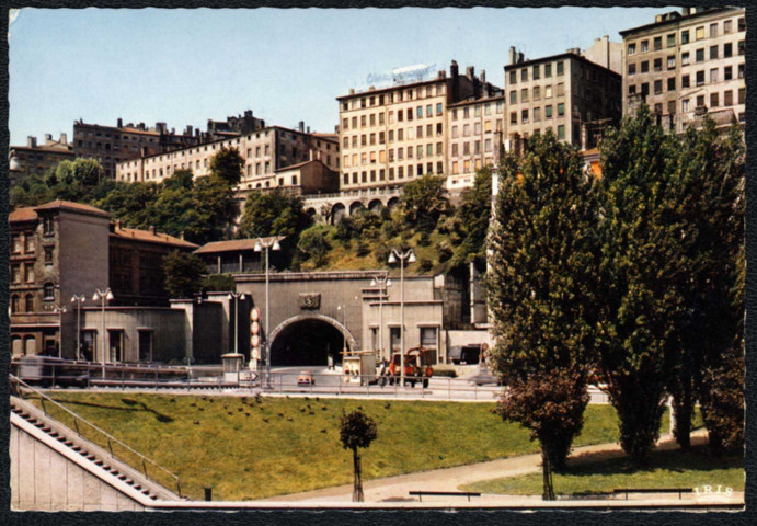 Lyon. Entrée du tunnel routier .