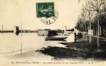 Neuville-sur-Saône. Les quais pendant la crue (janvier 1910).