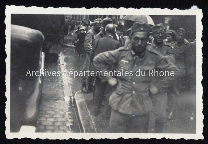 Conversant avec des passants.