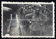 Conversant avec des passants.