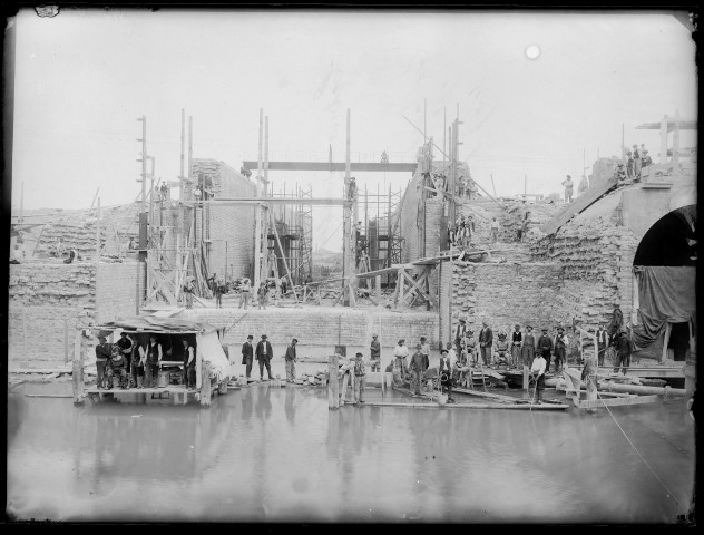 Canal de Jonage : écluse double et usine barrage au 15K780, exécution des maçonneries et nettoyage des fouilles par les scaphandriers (31 mars 1897).