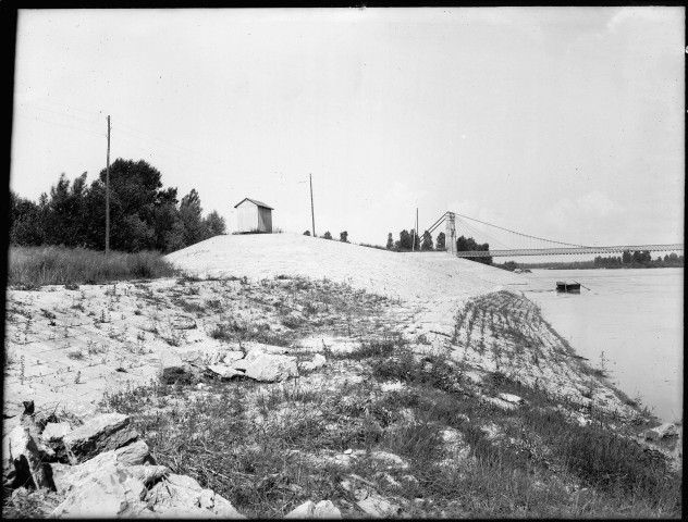 Canal de Jonage : vue de la "défense villa", rive droite, à l'origine du canal (12 juillet 1905).