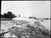 Canal de Jonage : vue de la "défense villa", rive droite, à l'origine du canal (12 juillet 1905).