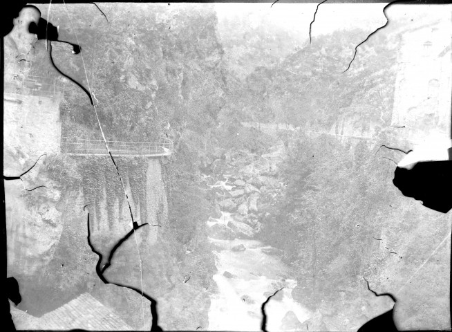 La Vernaison avec rochers formant une petite cascade.
