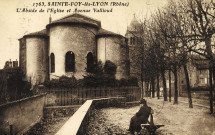 Sainte-Foy-Lès-Lyon. L'abside de l'église et avenue Vallioud.