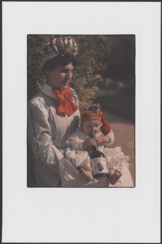 Yvonne avec sa nounou en 1908.