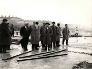 De gauche à droite : Jacques DES POMEYS, M. PERRIER, Philippe DANILO, Pierre MASSENET (préfet), M. JANIN (secrétaire général), Frédéric DUGOUJON, Louis LESCHELIER, 7 hommes non identifiés.