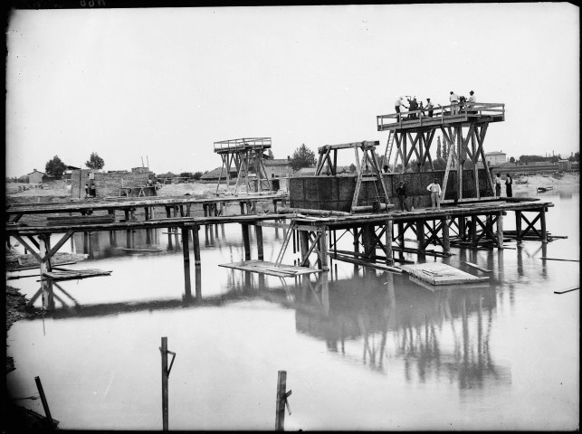 Canal de Jonage : pont de la porte de Vaulx-en-Velin au 18K345, vue d'un caisson métallique pour les fondations en maçonnerie, prêt à l'échouage (mai 1896).