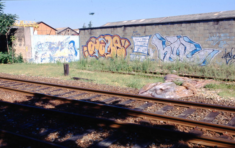 Affiches, graphs et tags (juin 2000, août 2002).