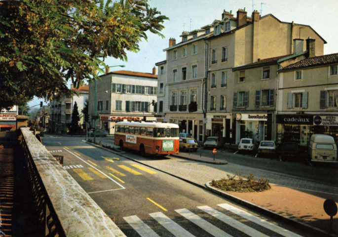 Ecully. Place de Gaulle.