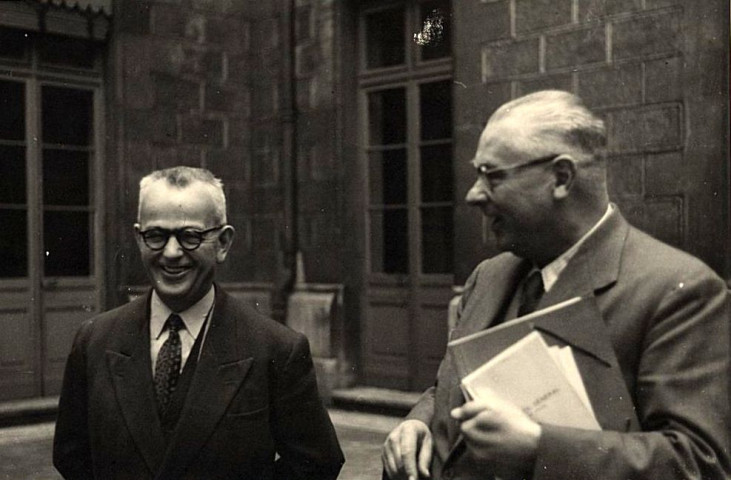 De gauche à droite : un homme non identifié, Armand HAOUR (de profil).