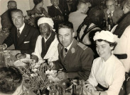 Table au premier plan, de gauche à droite : Jean SALQUE, un homme de la délégation algérienne, un militaire non identifié, une femme non identifiée.