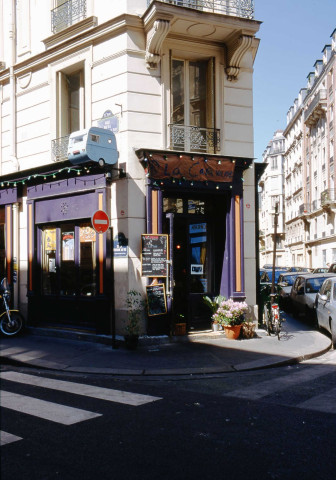 Devantures de commerce.