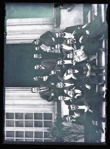 Etudes à l'école de commerce de Lyon.