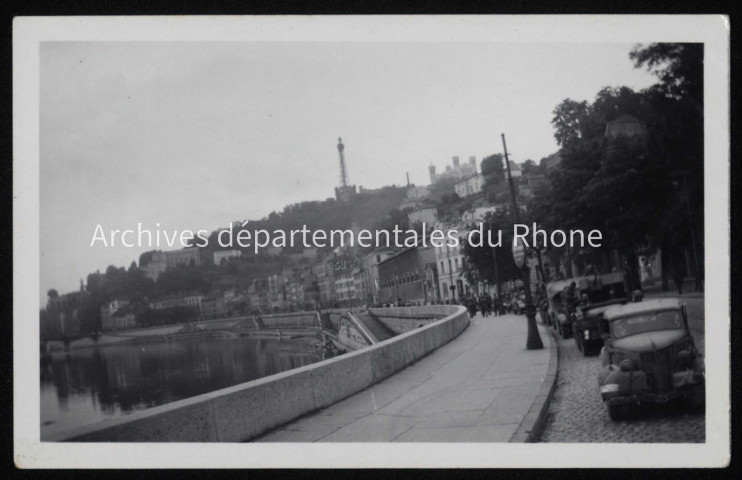 Voitures vues de face.