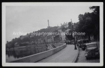 Voitures vues de face.