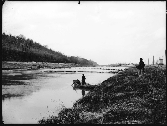 Canal de Jonage : dragues suceuses, installation de chantiers à l'origine du canal.