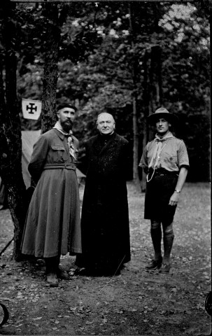 En compagnie du père Jacques Sevin, jésuite, fondateur des Scouts de France.