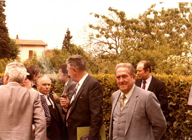 En extérieur, de gauche à droite : Albert ROLLET, Simone ANDRÉ, Jean PALLUY, Jean-Paul MARCHINI, Michel LAMY, Christian METTRAUX, un homme non identifié.