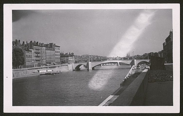 Vue du pont reconstruit depuis le quai de Tilsitt.