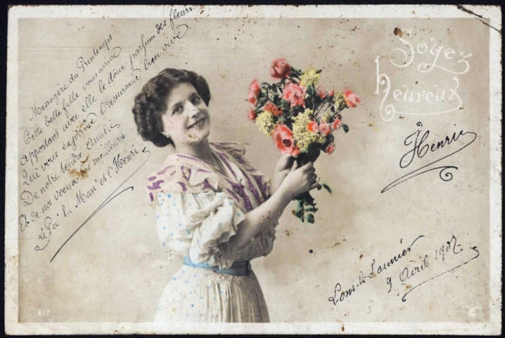 Jeune femme tenant un bouquet de roses et de mimosas.
