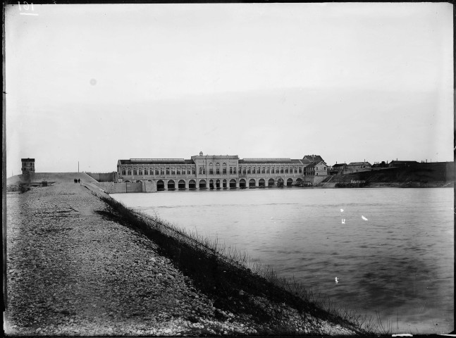 Canal de Jonage : usine de lavage et écluse double au 15K780, vue d'ensemble aval.