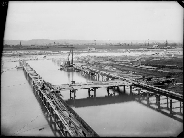 Canal de Jonage : usine barrage au 15K780. Etablissement du pont de service et pose des rails (10 octobre 1895).