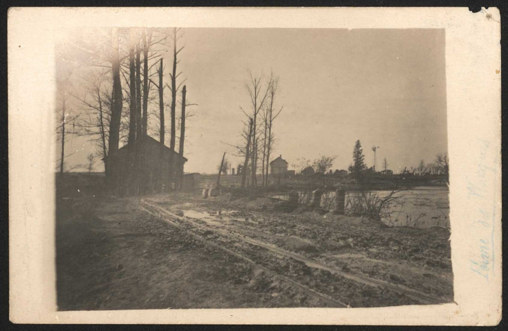 Paysages de champs de bataille et de village détruit.