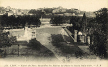 Lyon. Entrée du parc. Monument des enfants du Rhône et coteau Saint-Clair.