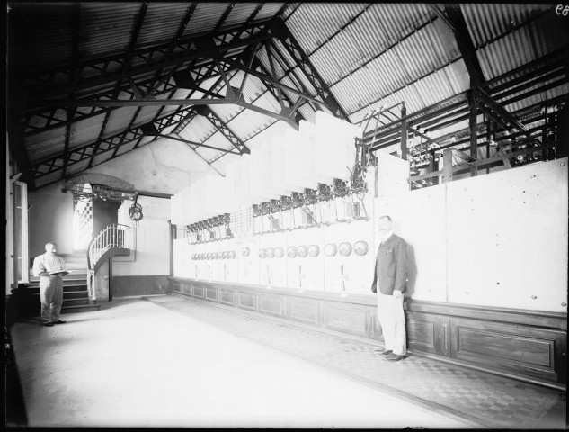 Canal de Jonage : usine hydroéléctrique de Cusset, vue du nouveau tableau des feeders avec survolteurs et dévolteurs (juillet 1905).