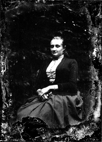 Femme assise dans un jardin.