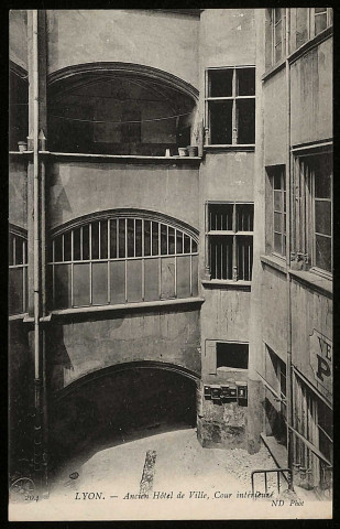 Le vieux Lyon. Ancien hôtel de ville, cour intérieur.