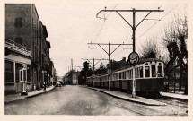 Neuville-sur-Saône. Les quais de la Saône et le train bleu.