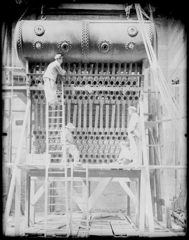 Canal de Jonage : usine à vapeur, montage des chaudières Babcock & Wilcox.