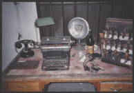 Machine à écrire et téléphone.