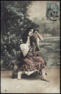 Jeune femme assise tenant une mandoline.