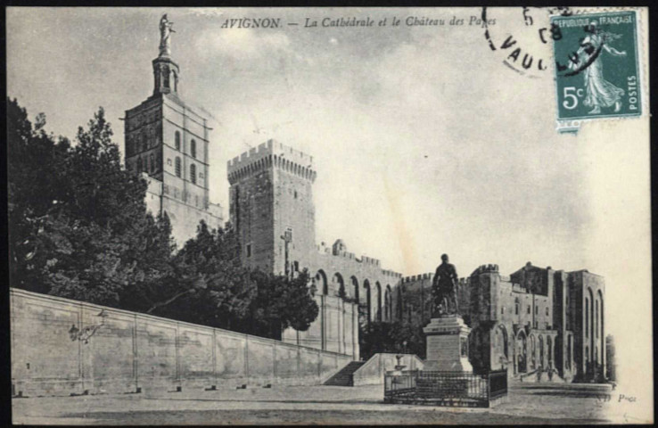 La cathédrale et le château des Papes.