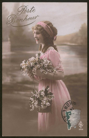 Jeune fille en robe rose.