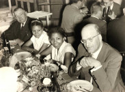 De gauche à droite : Claude THOMAS, deux jeunes filles non identifiées, un homme non identifié.