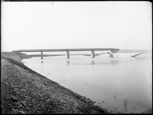 Canal de Jonage : origine du canal, prise d'eau dans le Rhône sous Bianne à Jons (Isère) (11 janvier 1899).