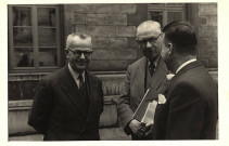 De gauche à droite : un homme non identifié de face, Armand HAOUR, M. CAUSERET.