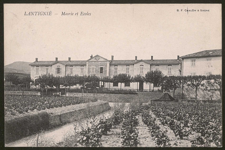 Lantignié. Mairie et écoles.