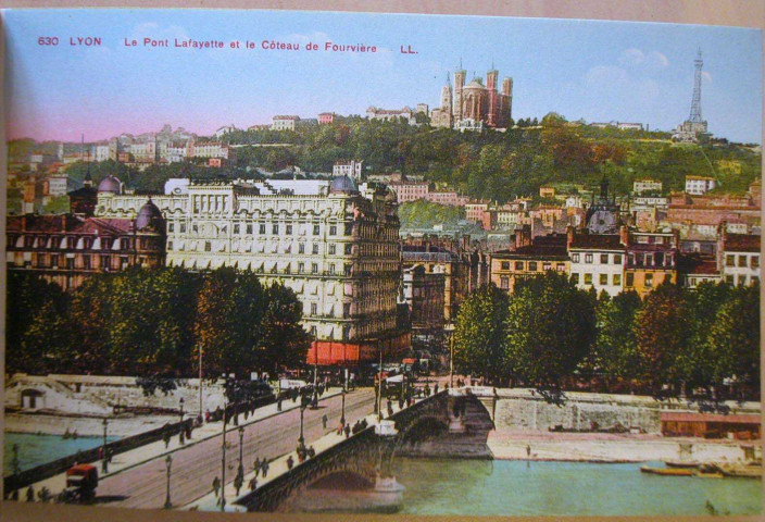 Lyon. Le pont Lafayette et le coteau de Fourvière.