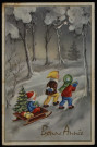 Trois enfants dans une forêt enneigée tirant une luge avec petit sapin et paquets cadeau.