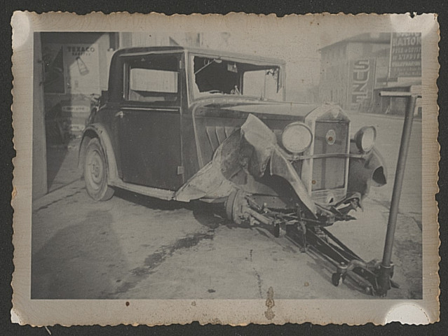 Véhicules montés sur cric d'atelier.