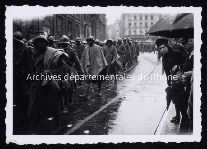 Vues d'ensemble de la file de soldats.